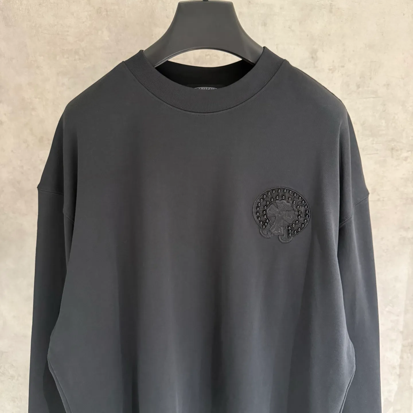 🅿️350 [Strict quality control] CH Croixin's new long-sleeved sweatshirt T-shirt. Heavy 420g double yarn fabric. Beaded and embroidered on the front. Wash the whole garment twice. Frayed and torn on all four sides. Heavy fabric. The neckline is made of icy Salona. Loose fit. Deep, wide and stylish. No deformation or shrinkage. Color: 3 colors, black, white and gray. Size: M-2xl